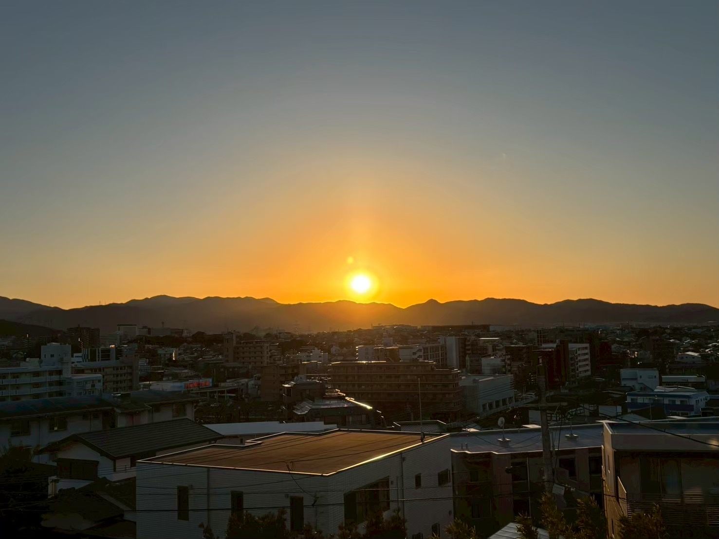 AZETAから望む、山に沈む夕日